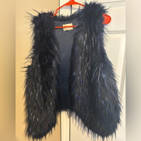 Skies Are Blue Jackets & Blazers - Skies Are Blue women’s faux fur black and navy vest